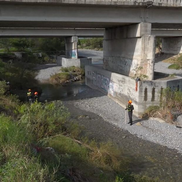 Buscan a joven arrastrado por la corriente en Monterrey