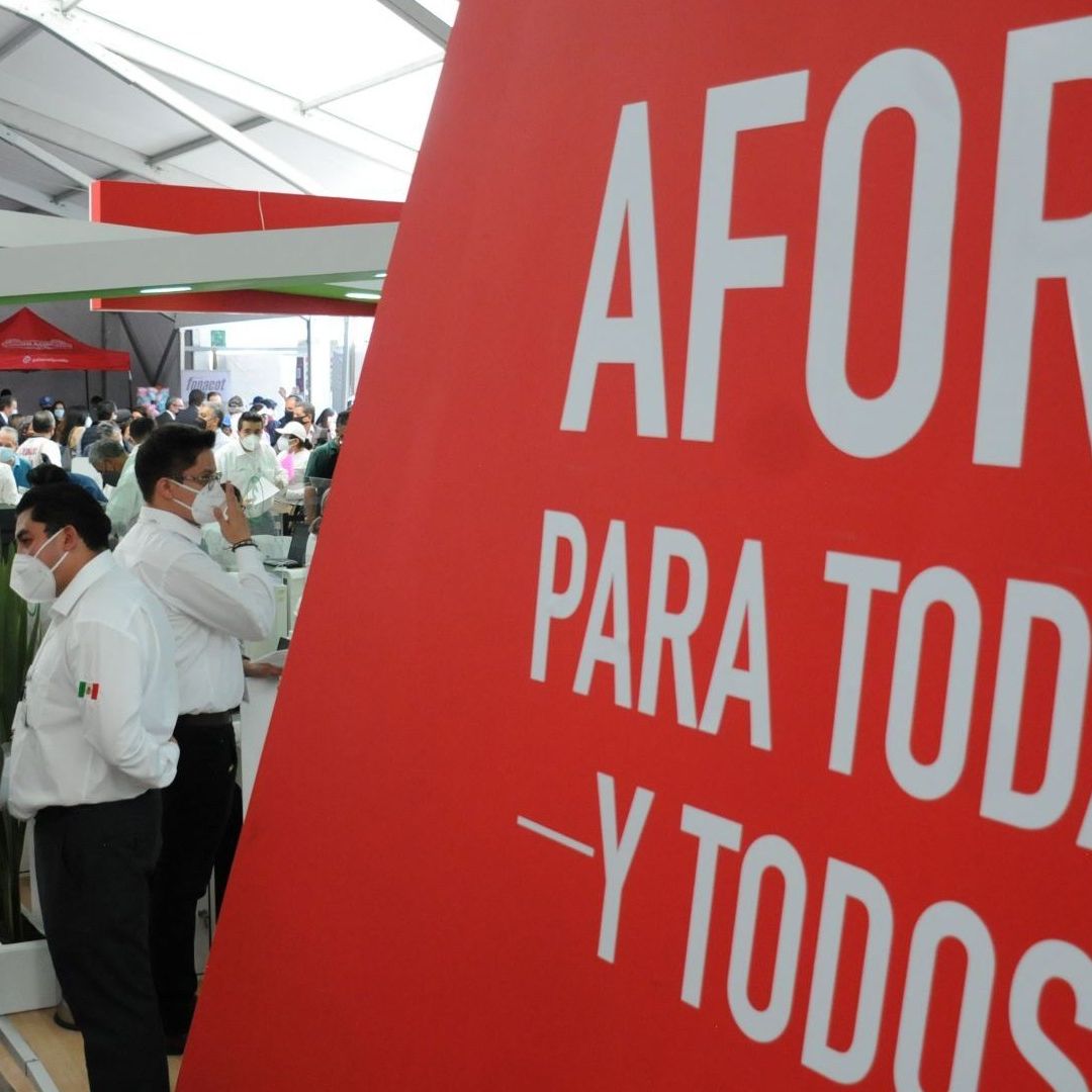 Letrero de AFORE en expo. Cómo Buscar en qué afore estás con tu CURP.