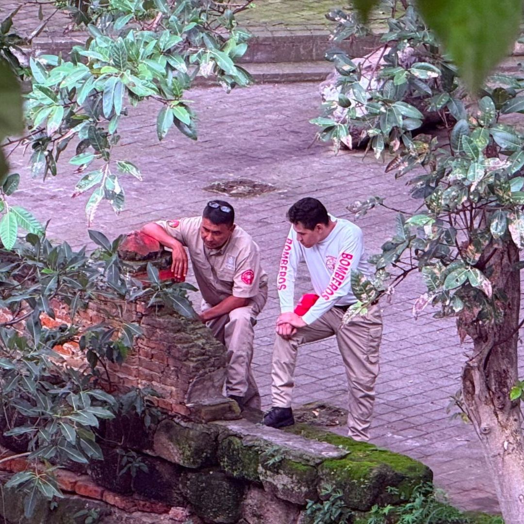 Buscan a menor arrastrado por la corriente