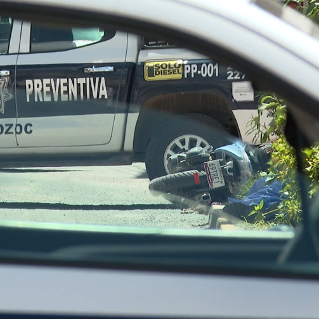 El cuerpo de la víctima terminó sobre la vía pública.