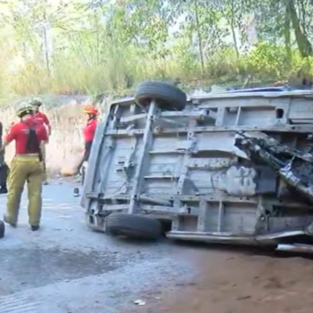 Cae auto desde puente en Carretera Nacional