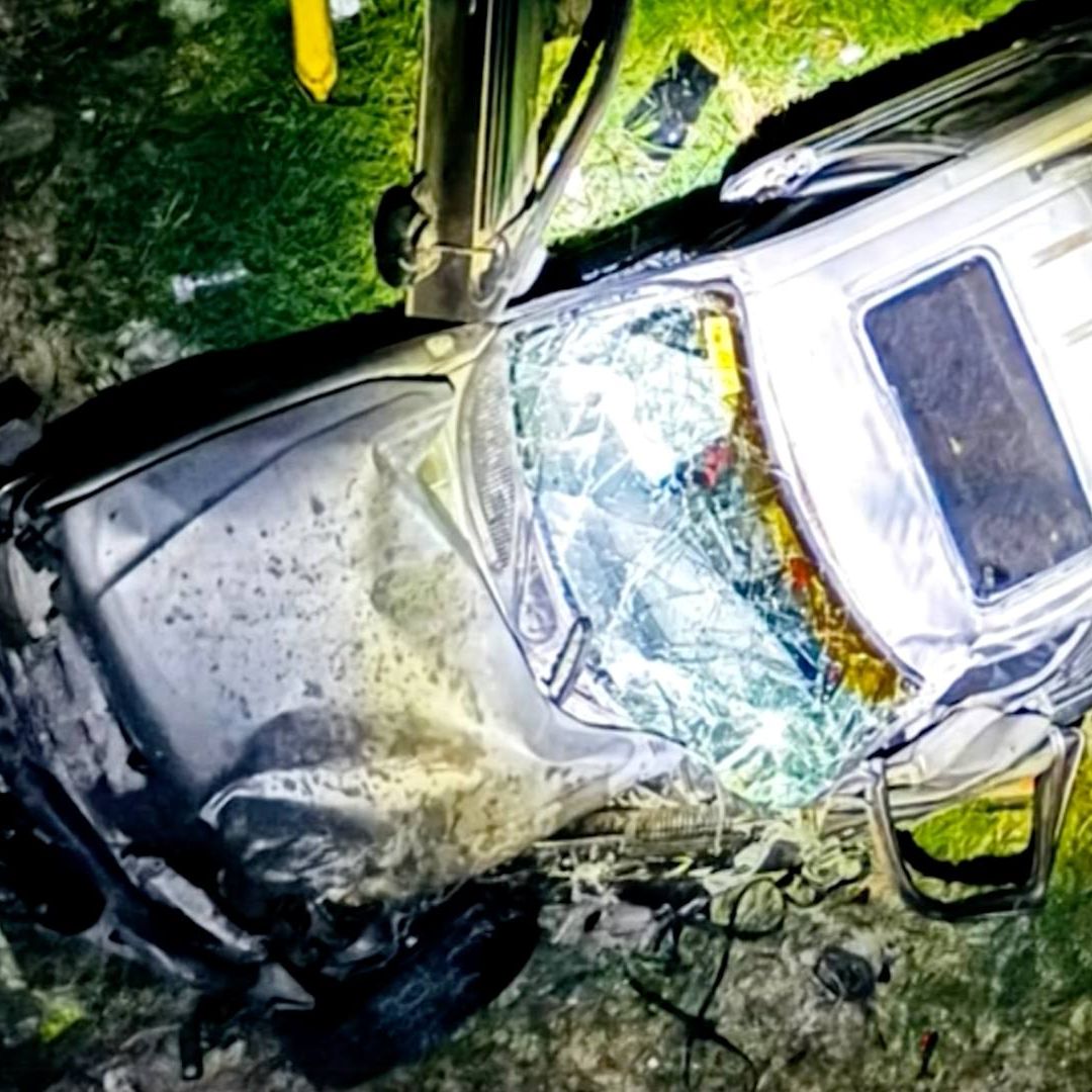 Camioneta dañada tras caer al Río Pesquería