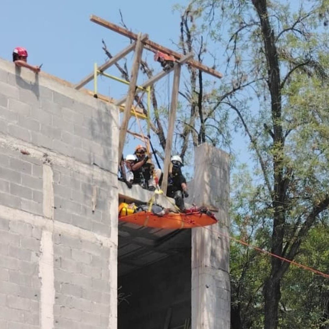Hombre Resulta Lesionado Tras Caída de Cuatro Metros en Construcción