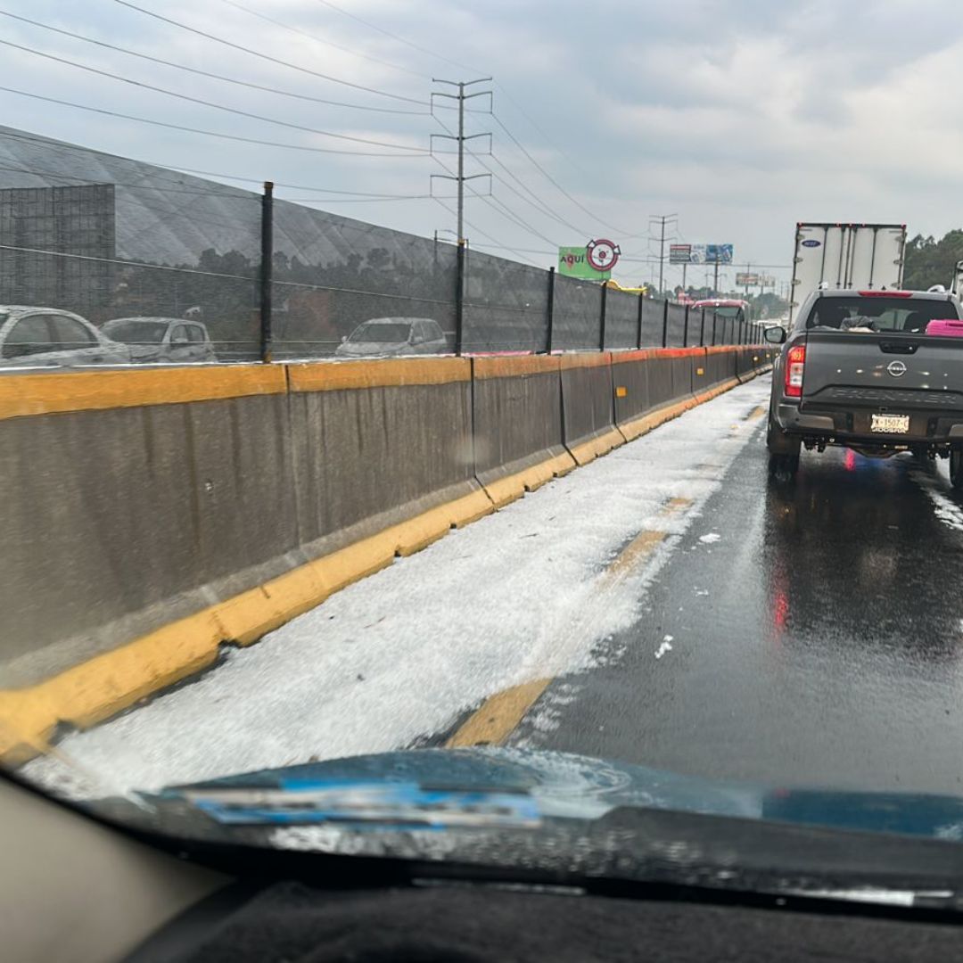 Cae granizo sobre la autopista México-Puebla
