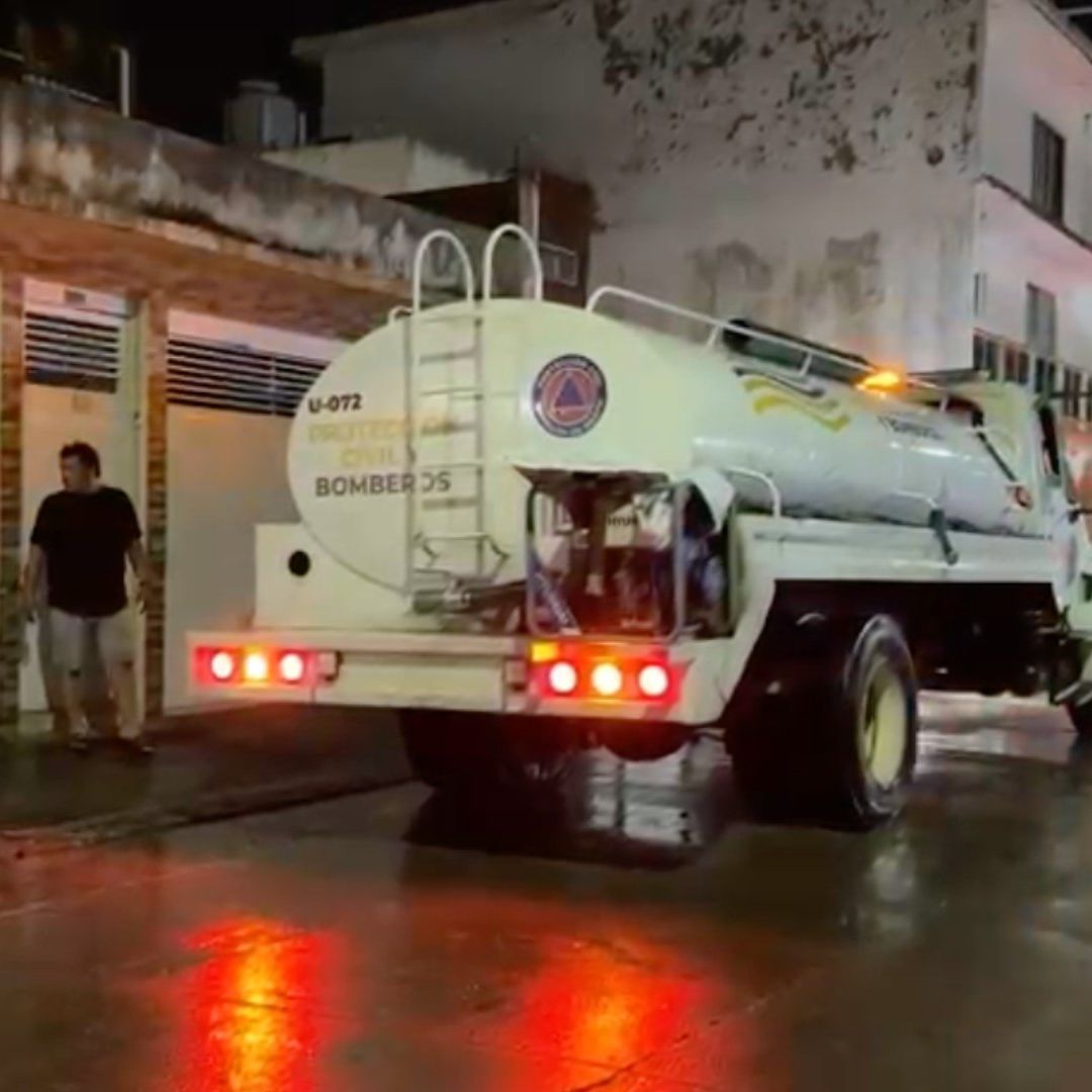 Movilización de bomberos por incendio provocado por la caída de un rayo en Medellín de Bravo