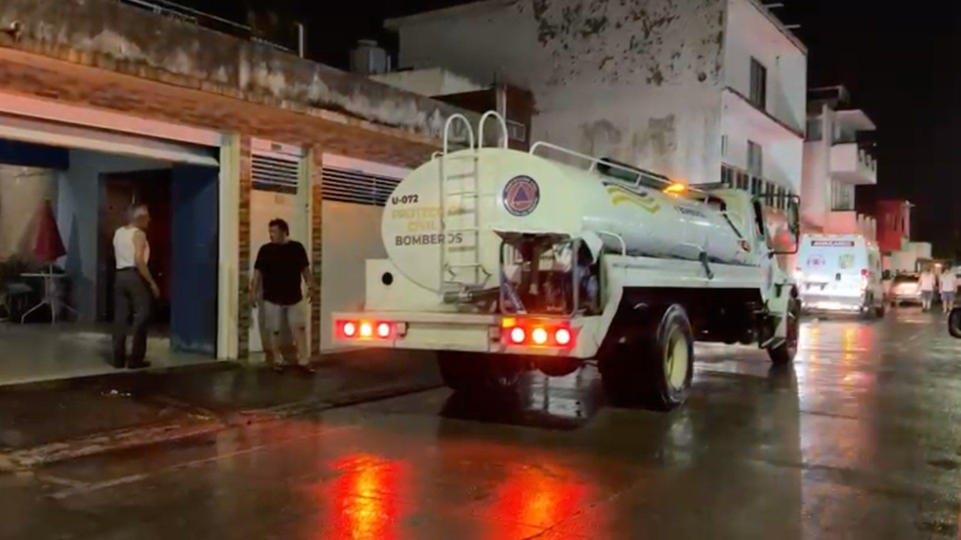 Movilización de bomberos por incendio provocado por la caída de un rayo en Medellín de Bravo