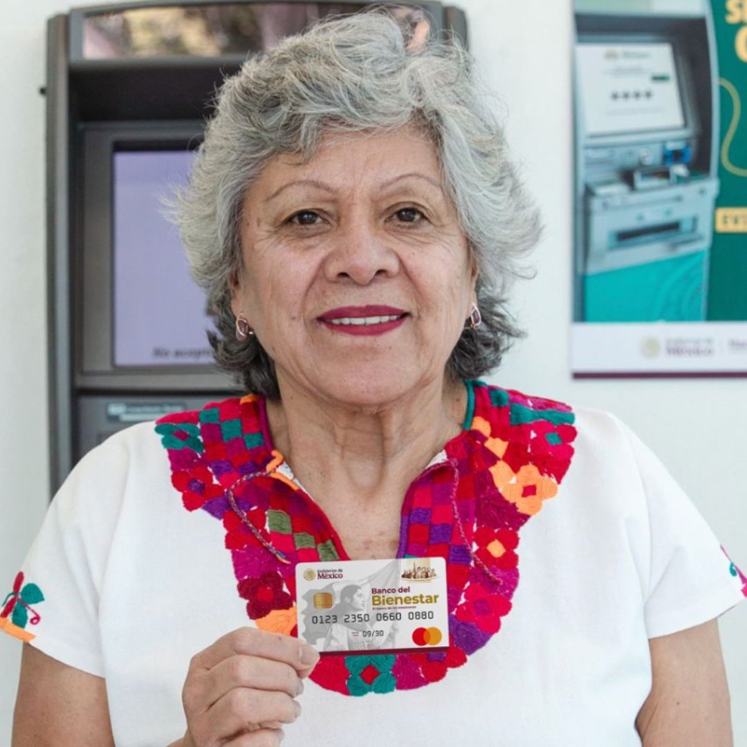 Mujer con su Tarjeta del Bienestar. Calendario de Pagos de la Pensión Bienestar Septiembre 2026.