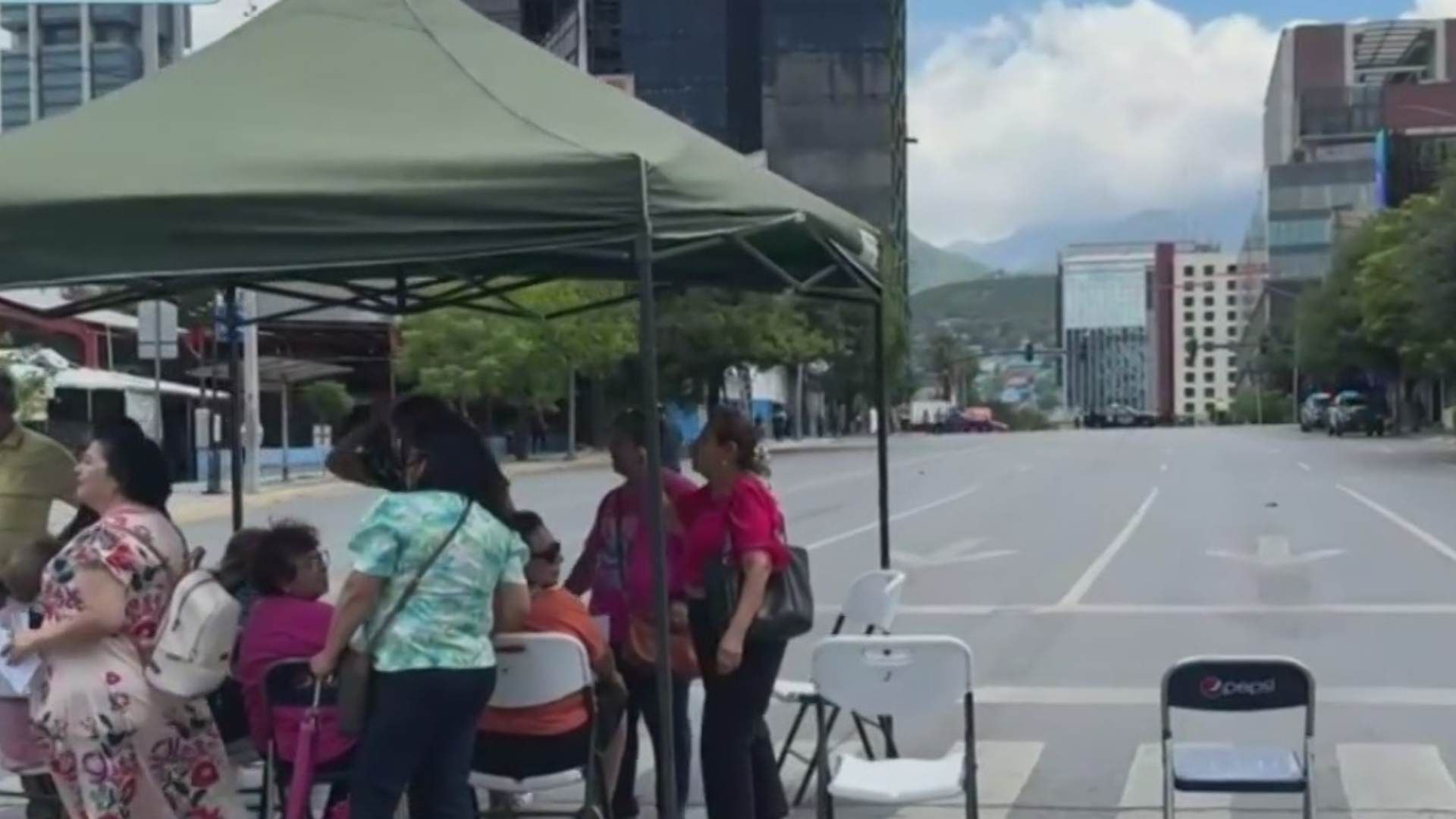 Calle cerrada en el centro de Monterrey