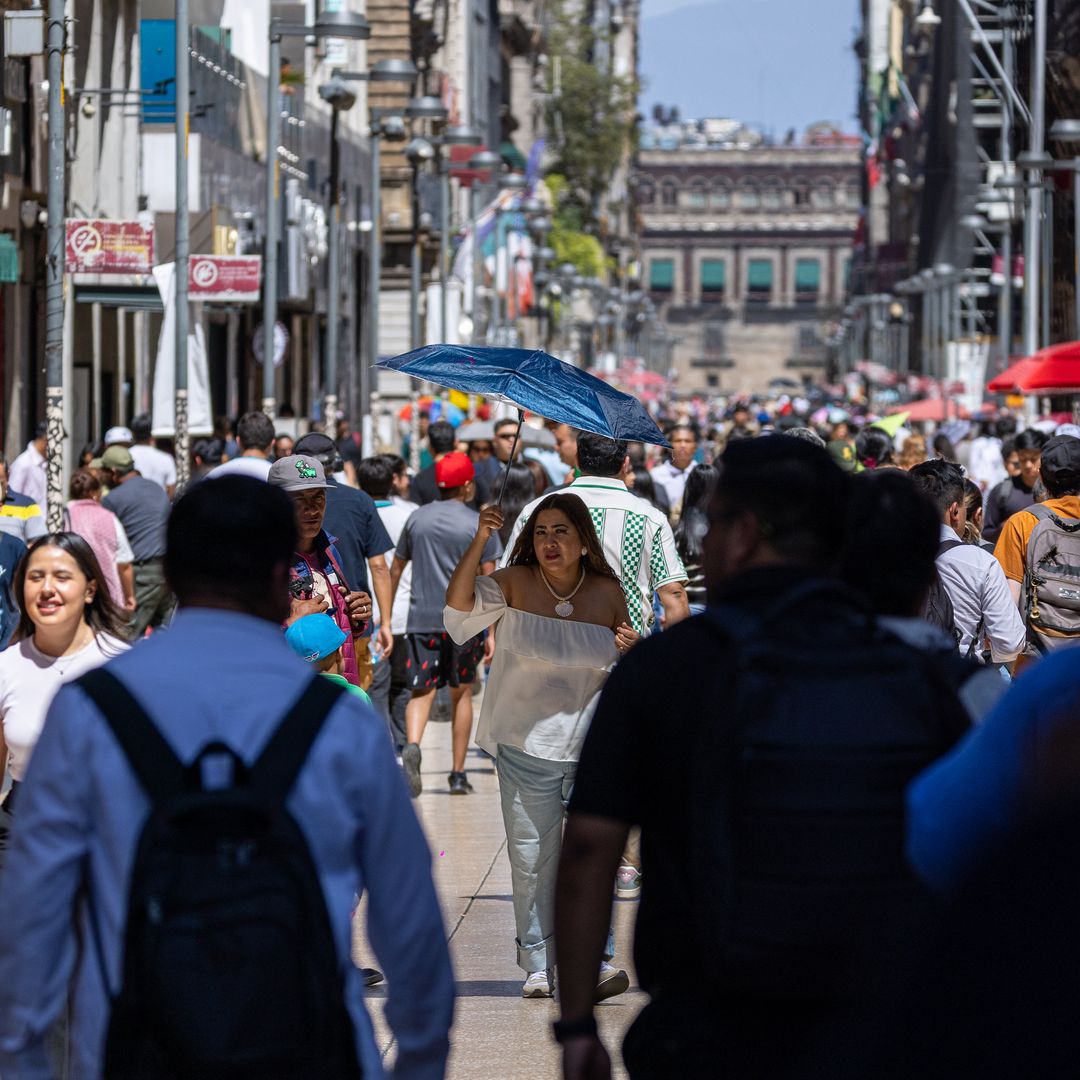 Gente camina por el Centro Histórico de CDMX
