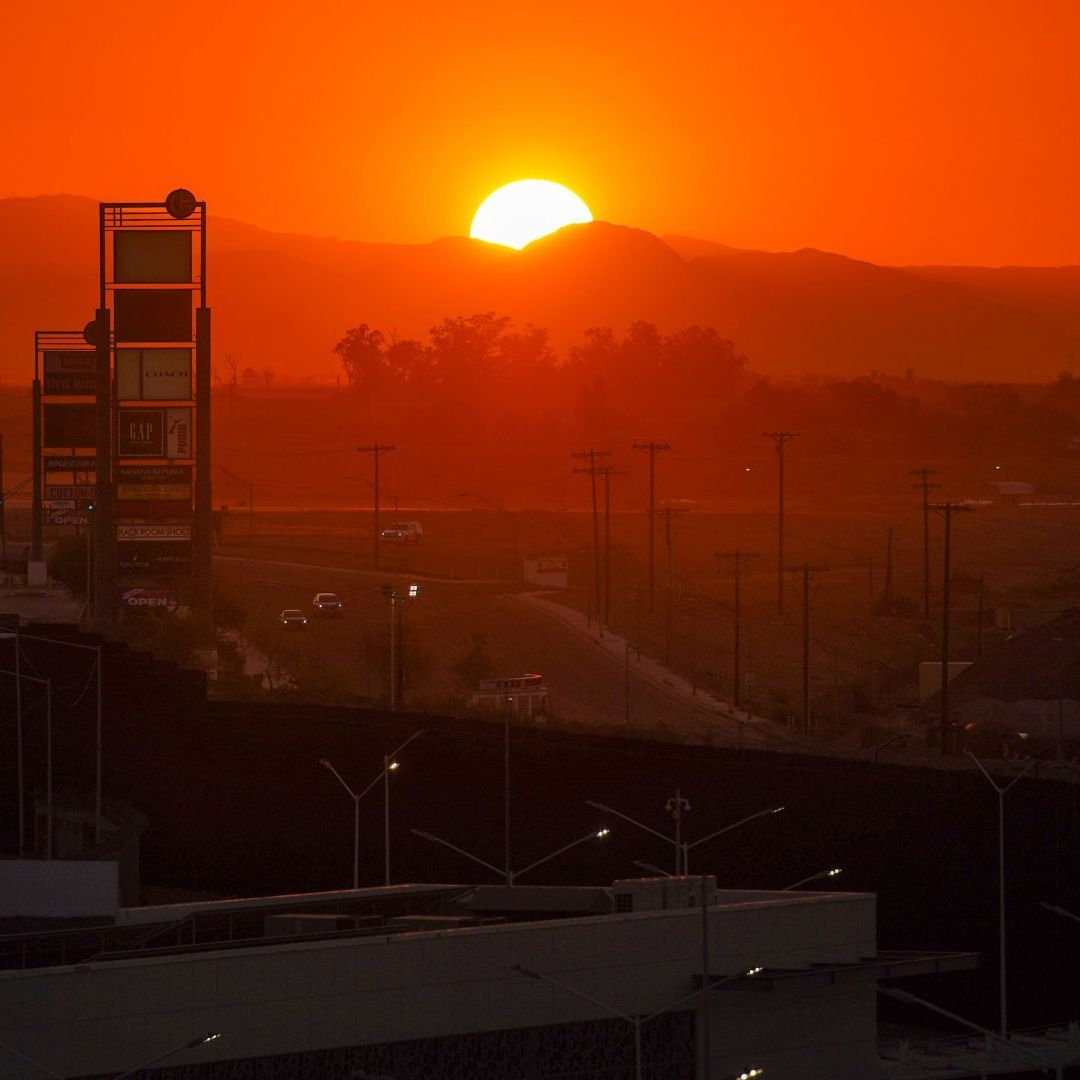 Atardecer en Mexicali el 4 de agosto de 2021, cuando el termómetro sobrepasó los 50°C. Foto: Cuartoscuro | Archivo