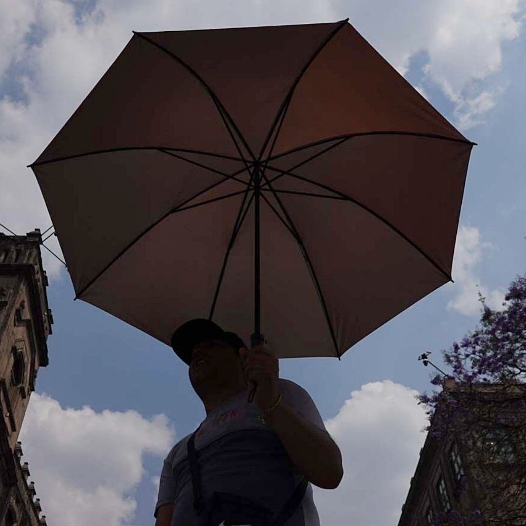 Una persona se protege del sol con un paraguas en la Ciudad de México en marzo de 2025. Foto: Cuartoscuro