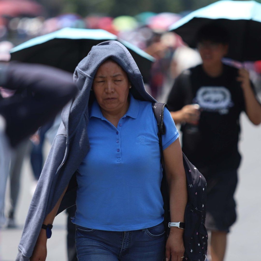 Personas se cubren de los fuertes rayos de sol por ola de calor en CDMX en mayo 2026. Foto: Cuartoscuro | Archivo