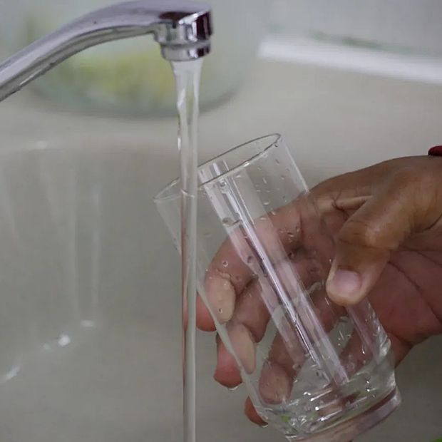 Persona se sirve agua del grifo en un vaso. Foto: EFE | Archivo