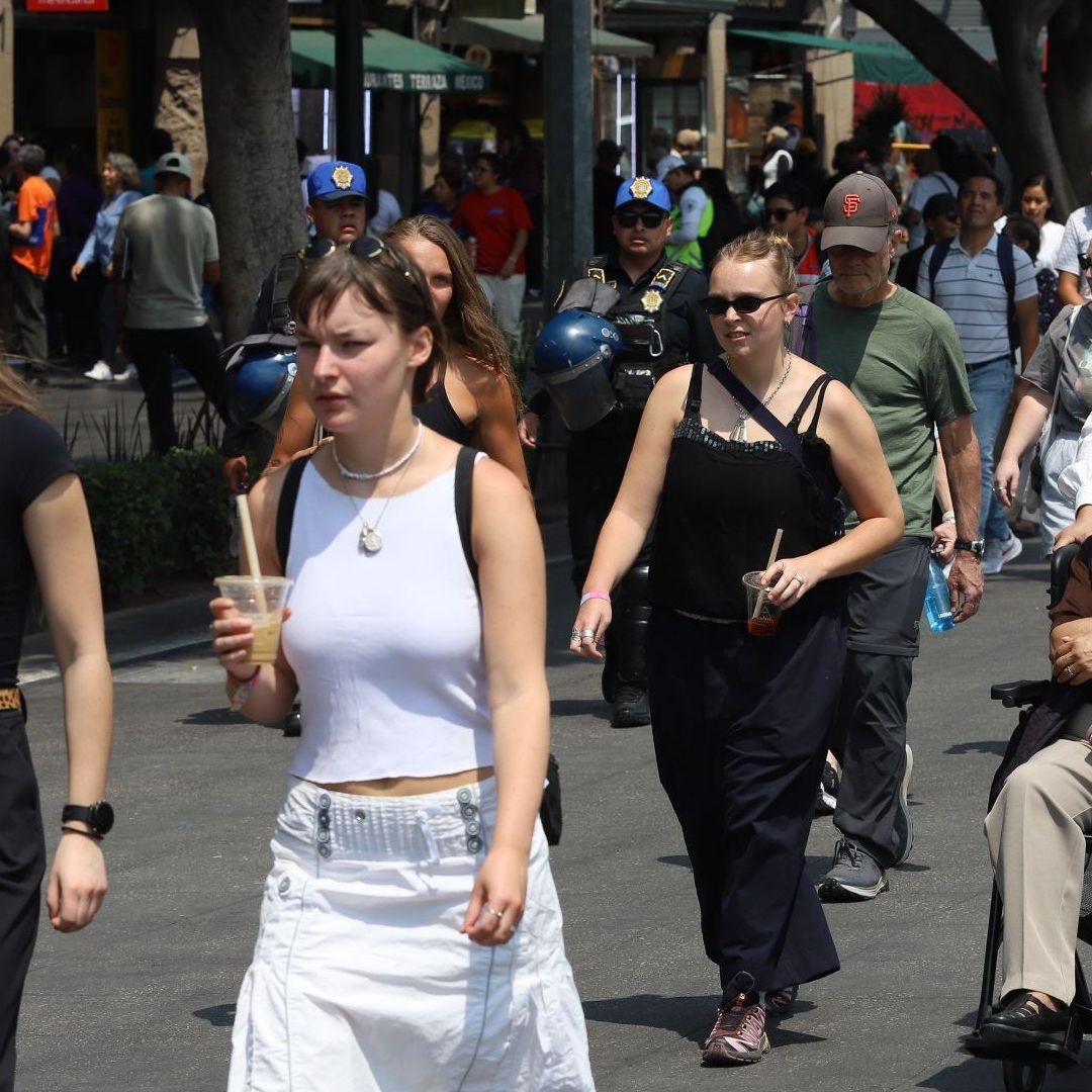 Personas caminando en el Zócalo de la CDMX