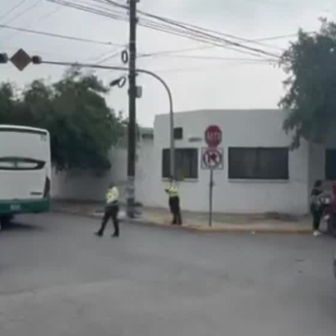 Embiste camión a mujer de la tercera edad.