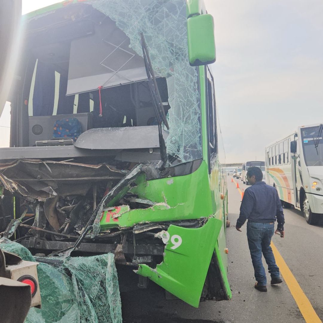 Aparatoso accidente entre camión de pasaje contra una pipa y provoca cierre carretero