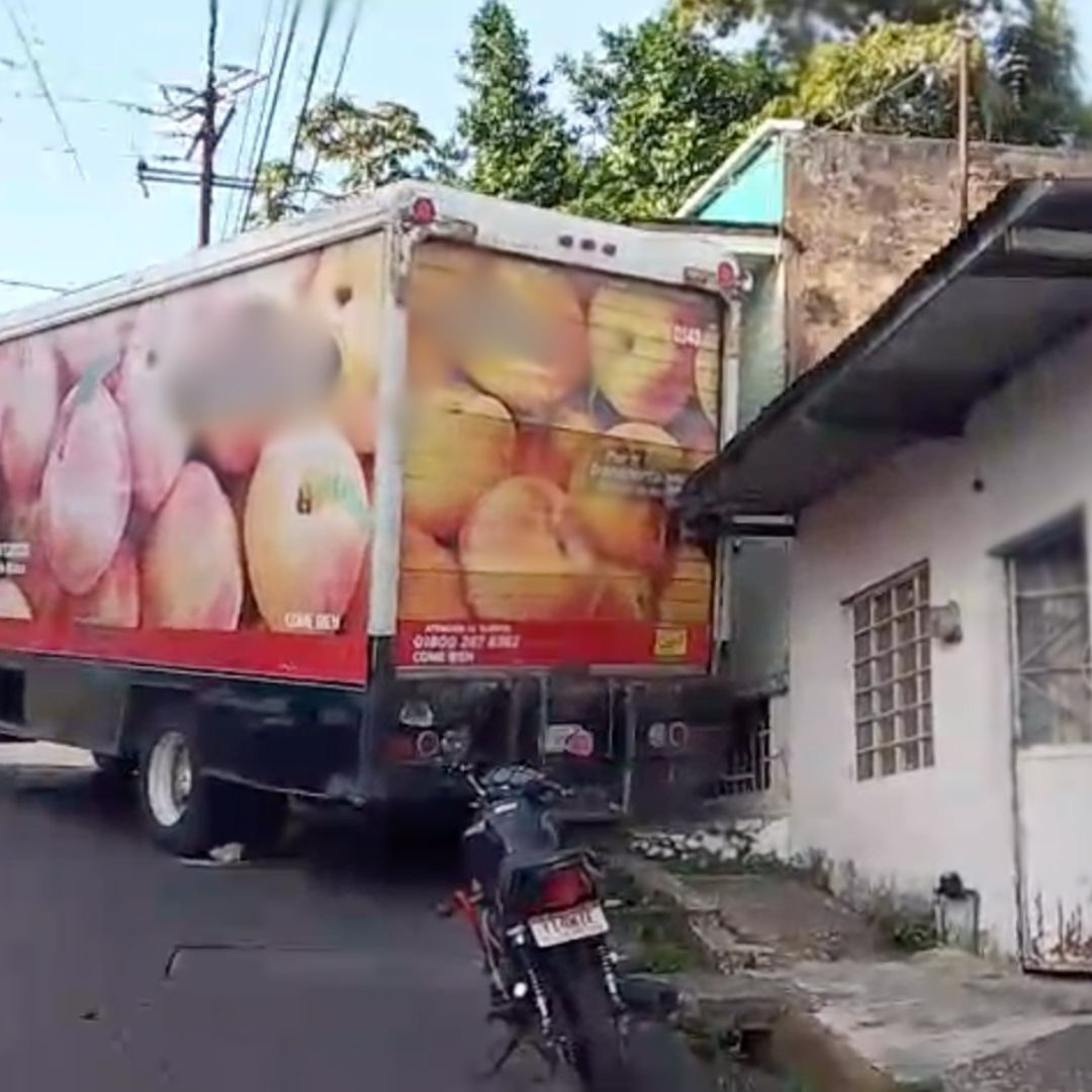 Camión repartidor se va de reversa en la subida del rastro cerca del mercado revolución en Córdoba