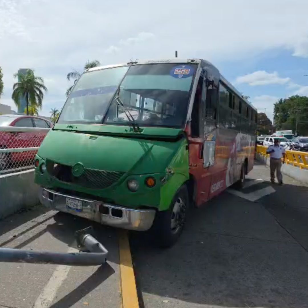 Camión de Pasajeros Choca al Quedarse sin Frenos en Xalapa; Hay Dos Lesionados