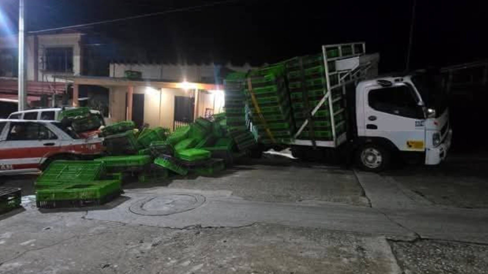 Camión se queda sin frenos choca a taxi y termina dentro de una vivienda en Sayula de Alemán