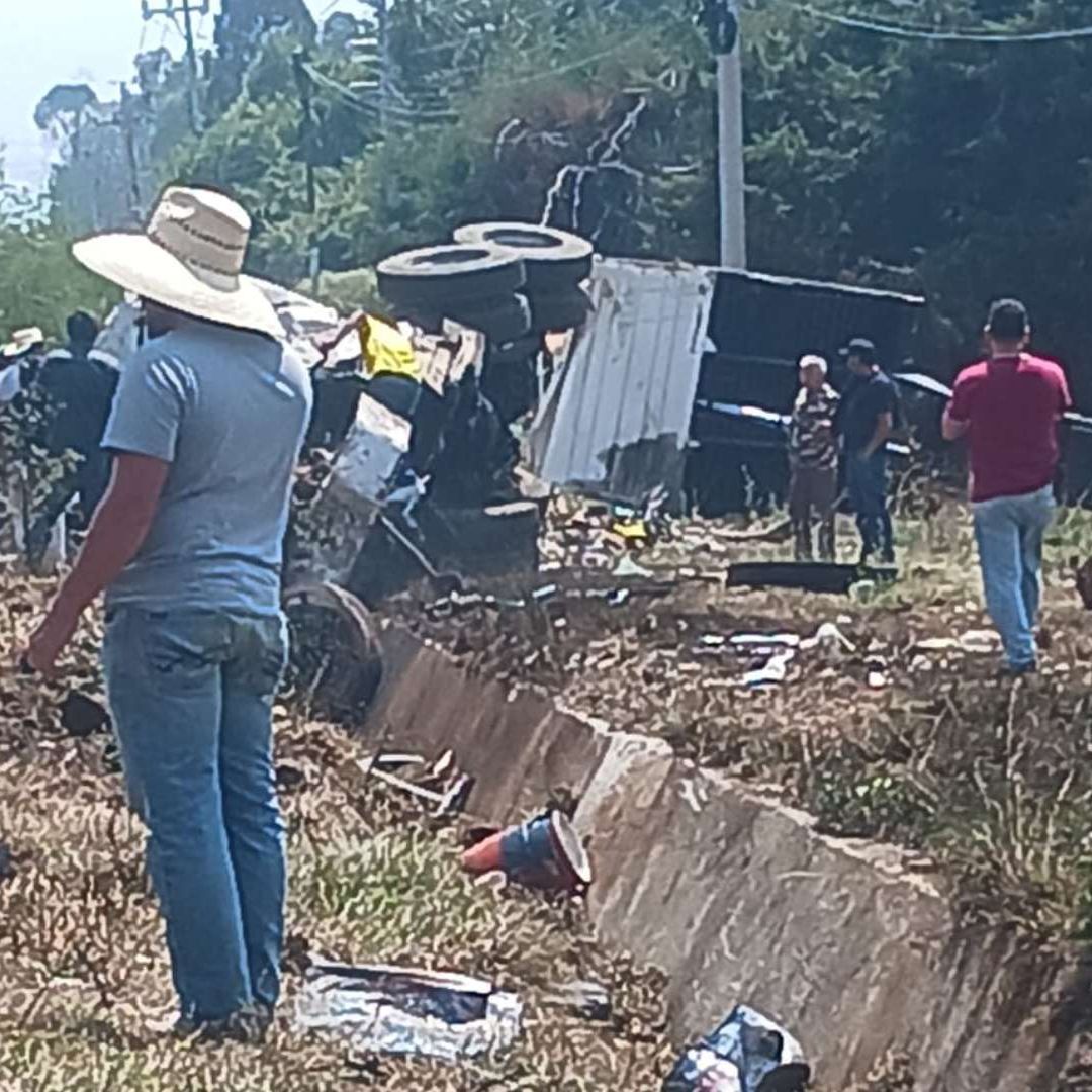 La pesada unidad chocó contra dos camionetas.