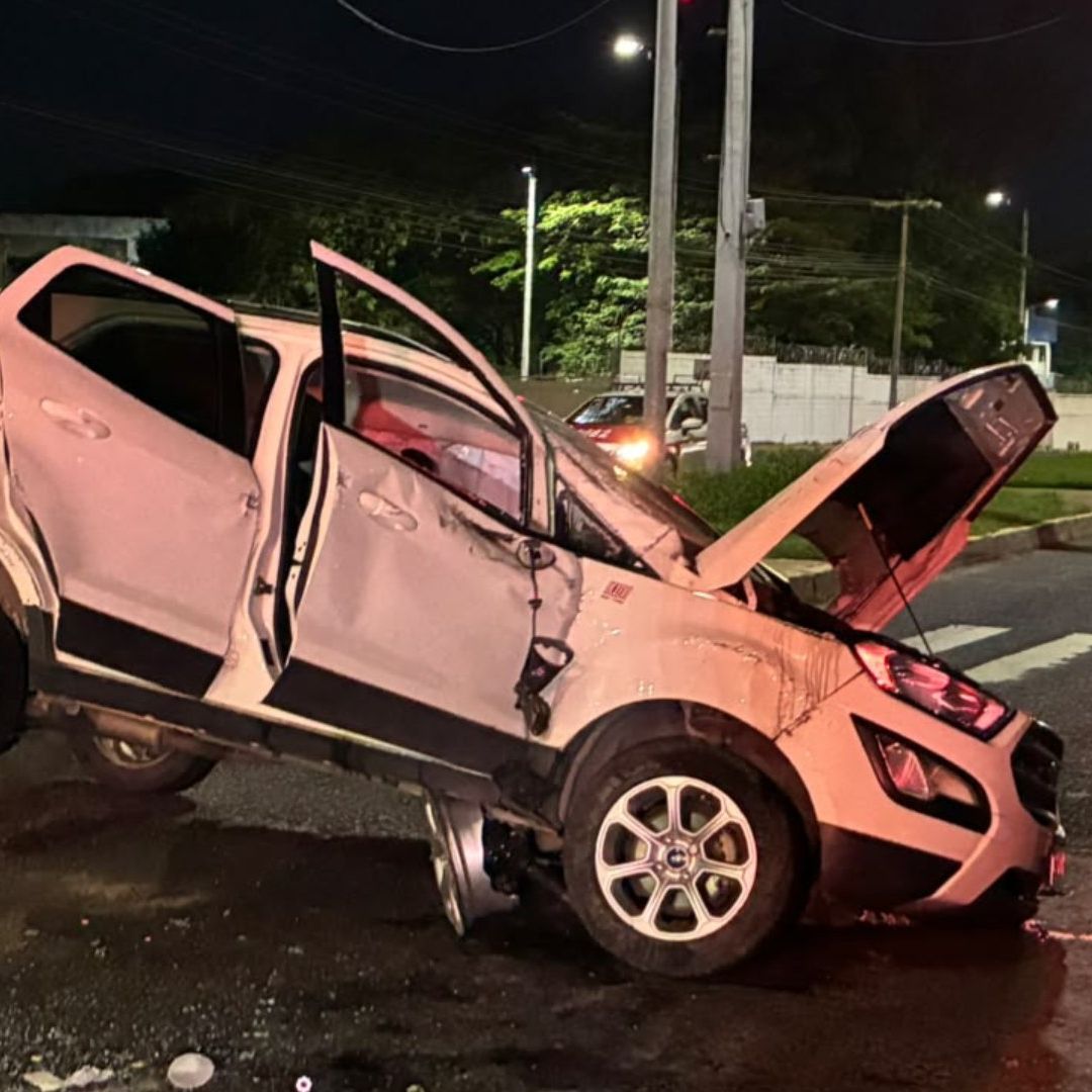 Camioneta vuelca en Coatzacoalcos