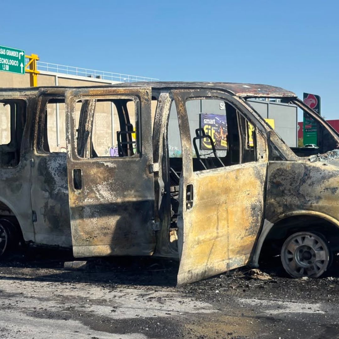 La camioneta continuó avanzando varios metros envuelta en llamas.