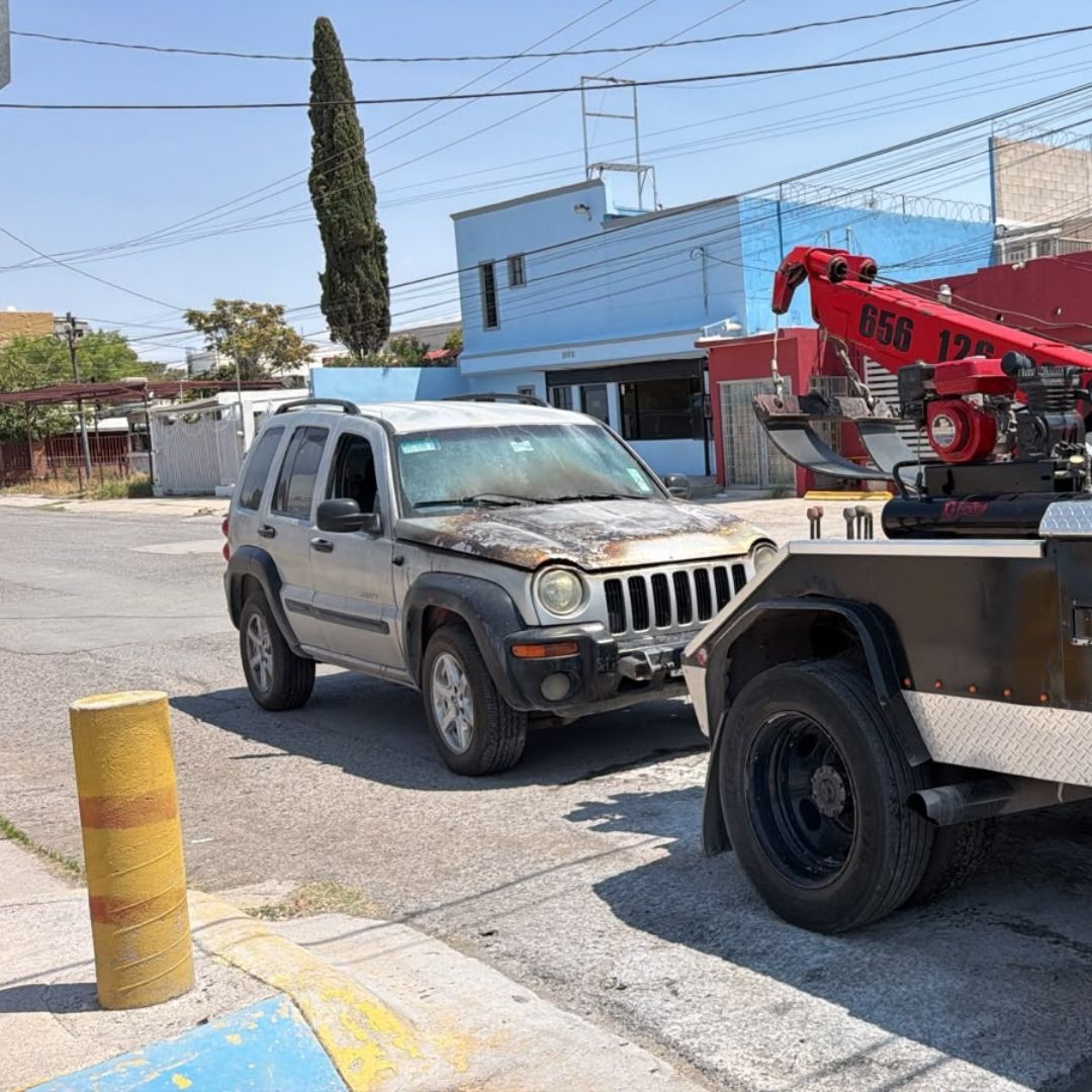 Falla eléctrica incendia camioneta en Ciudad Juárez; queda como pérdida total