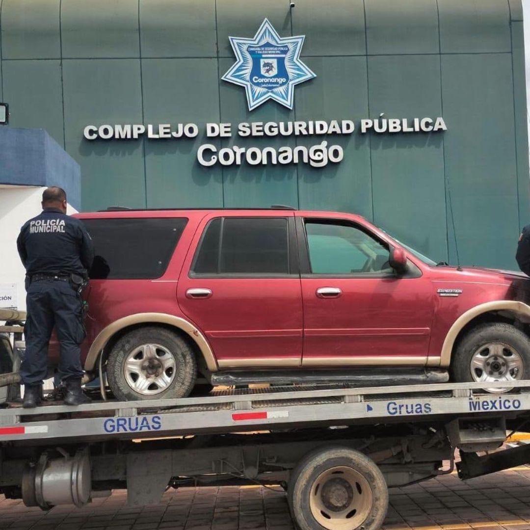 FGR investiga camioneta con bidones de gasolina que chocó en Puebla.