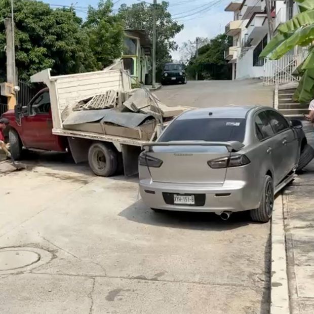 En Tuxpan, una camioneta con material de construcción chocó contra un auto estacionado tras una falla mecánica