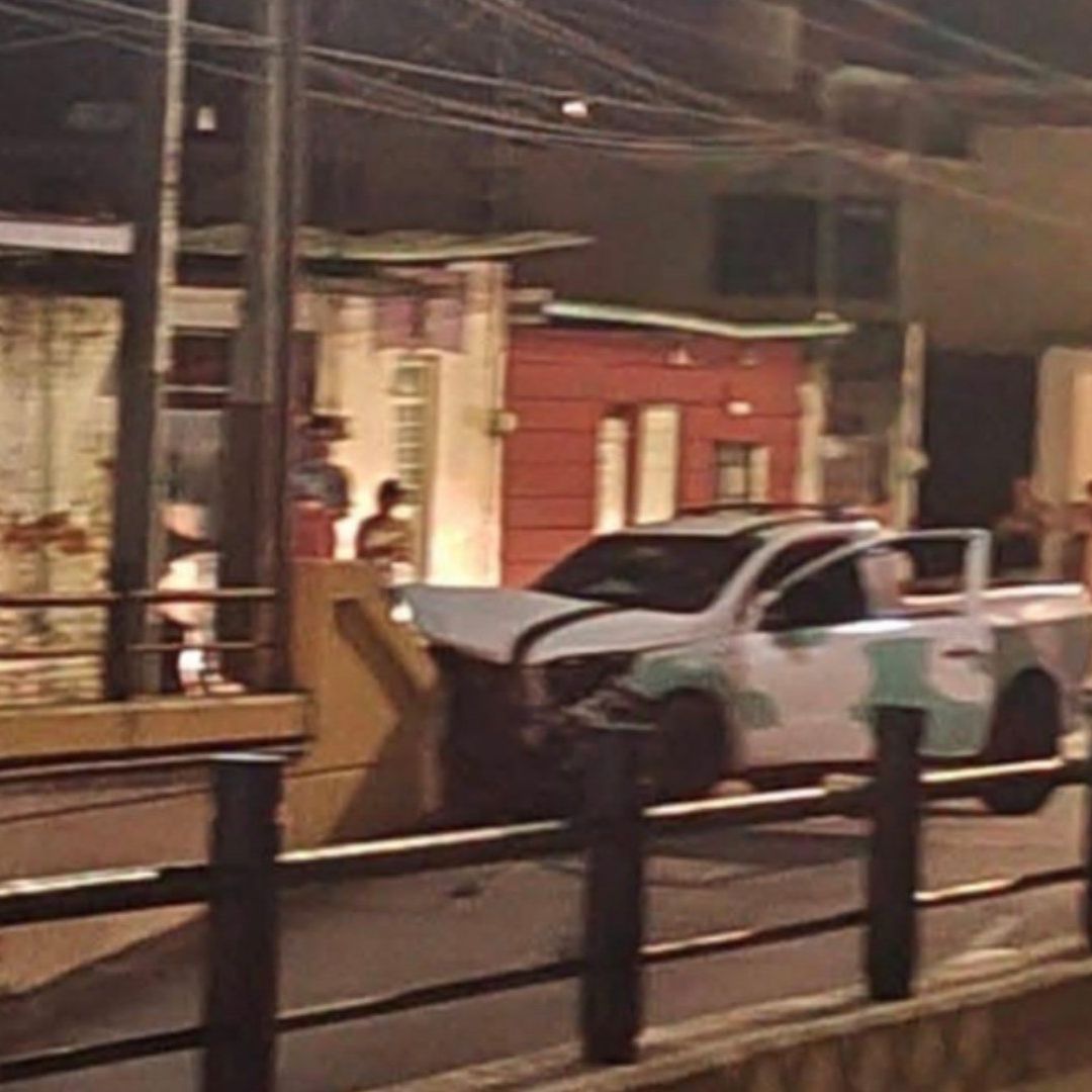 Una camioneta choca contra el Puente Lagartijas en Orizaba, bloqueando el tráfico vehicular. El conductor huyó.