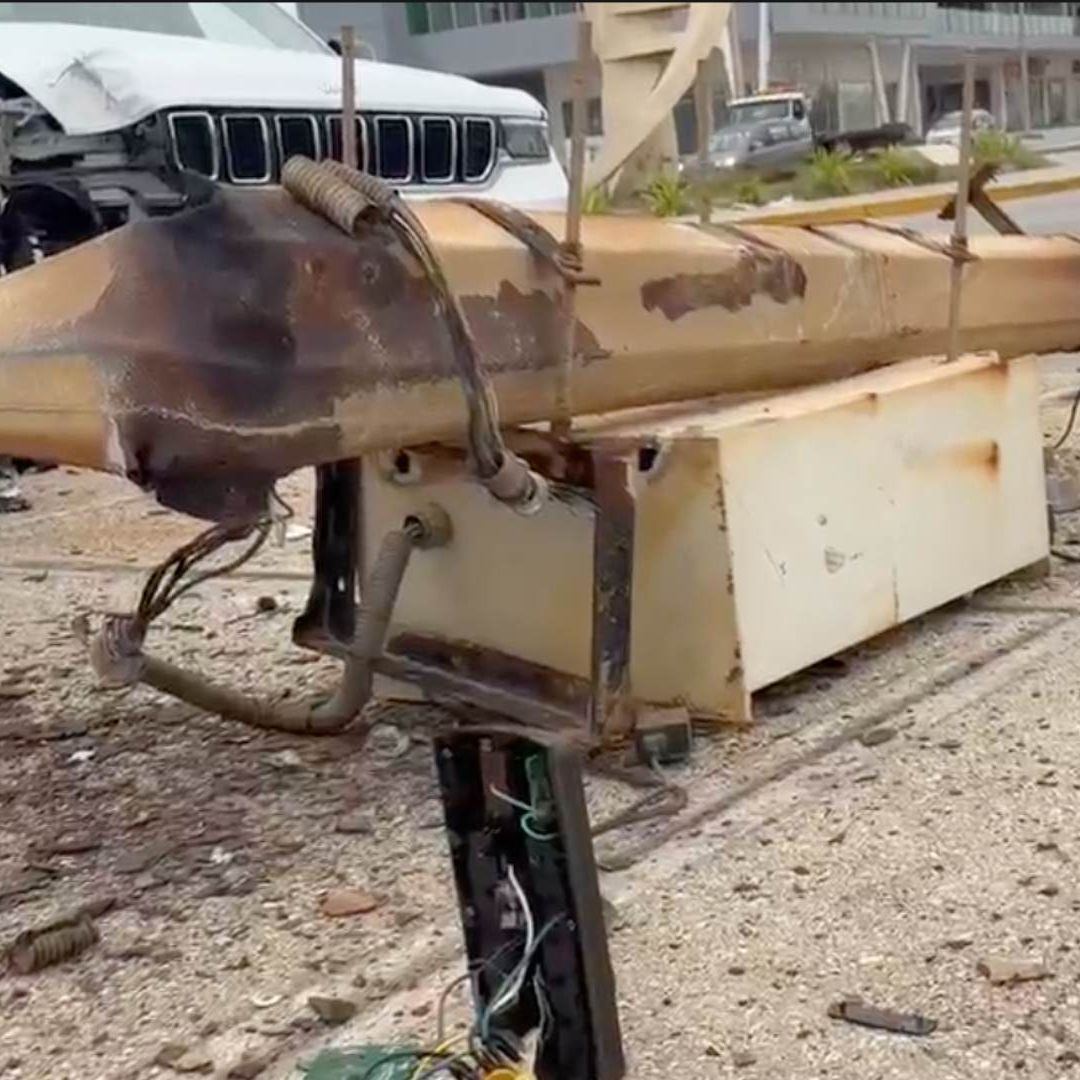 Impactante Accidente en Coatzacoalcos: Camioneta Derriba Poste y Es Abandonada