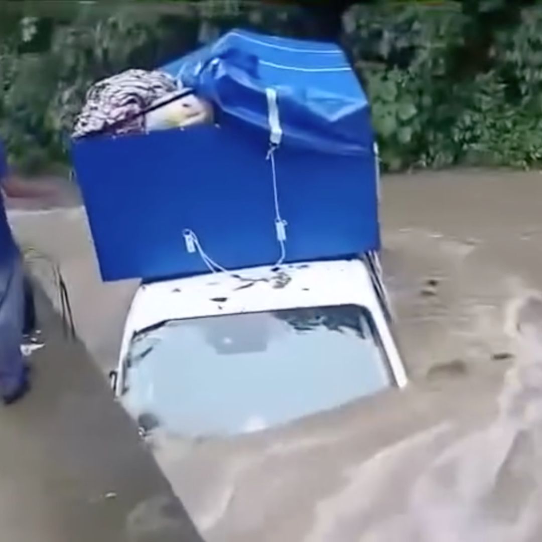 Camioneta es Arrastrada por Arroyo en Chicontepec, Veracruz