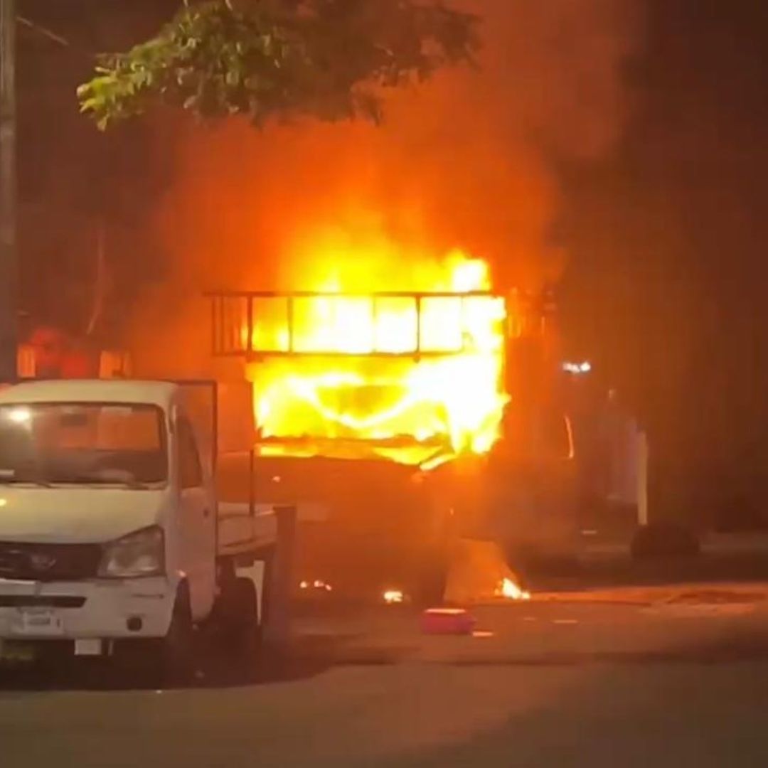 Camioneta en llamas causa alarma por su cercanía a una gasolinera en Veracruz