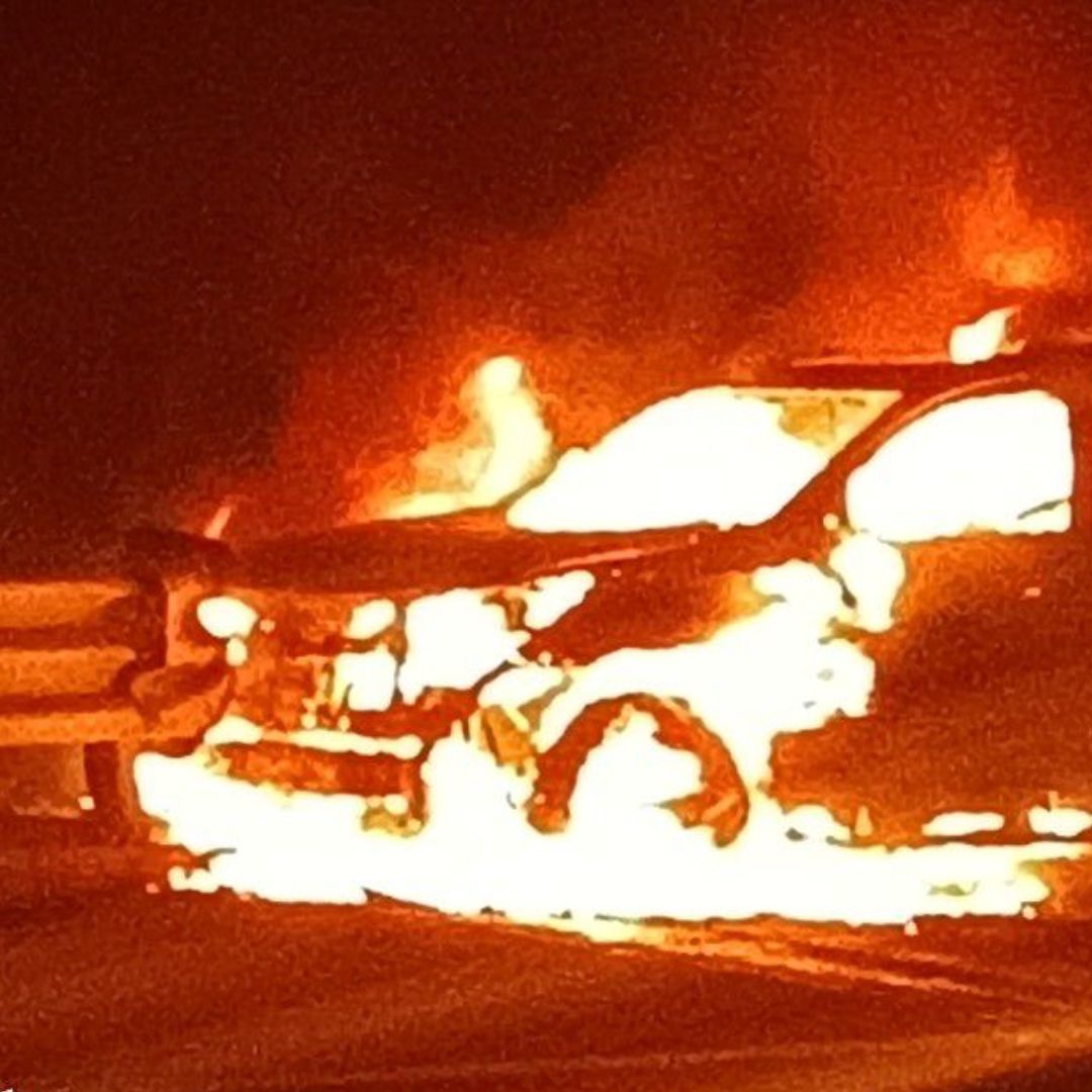 Camioneta queda reducida a cenizas por incendio en carretera Boca del Río-Antón Lizardo