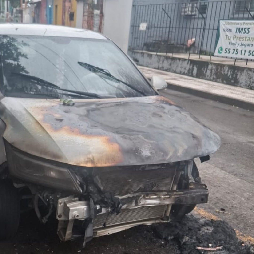 Queman camioneta estacionada en Tuxpan, Veracruz.