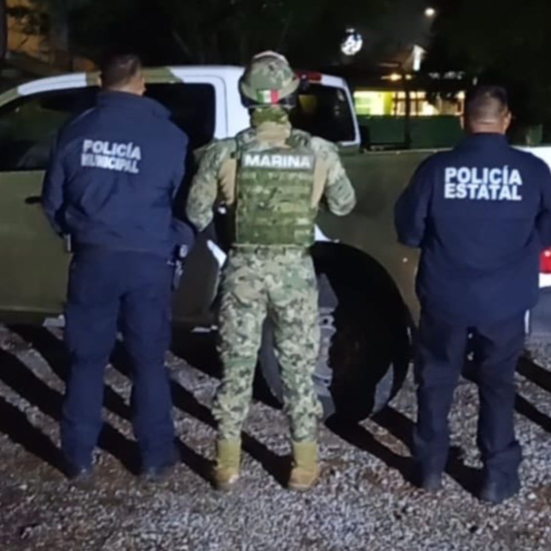 Recuperan camioneta tras asalto en gasolinera de Puebla.