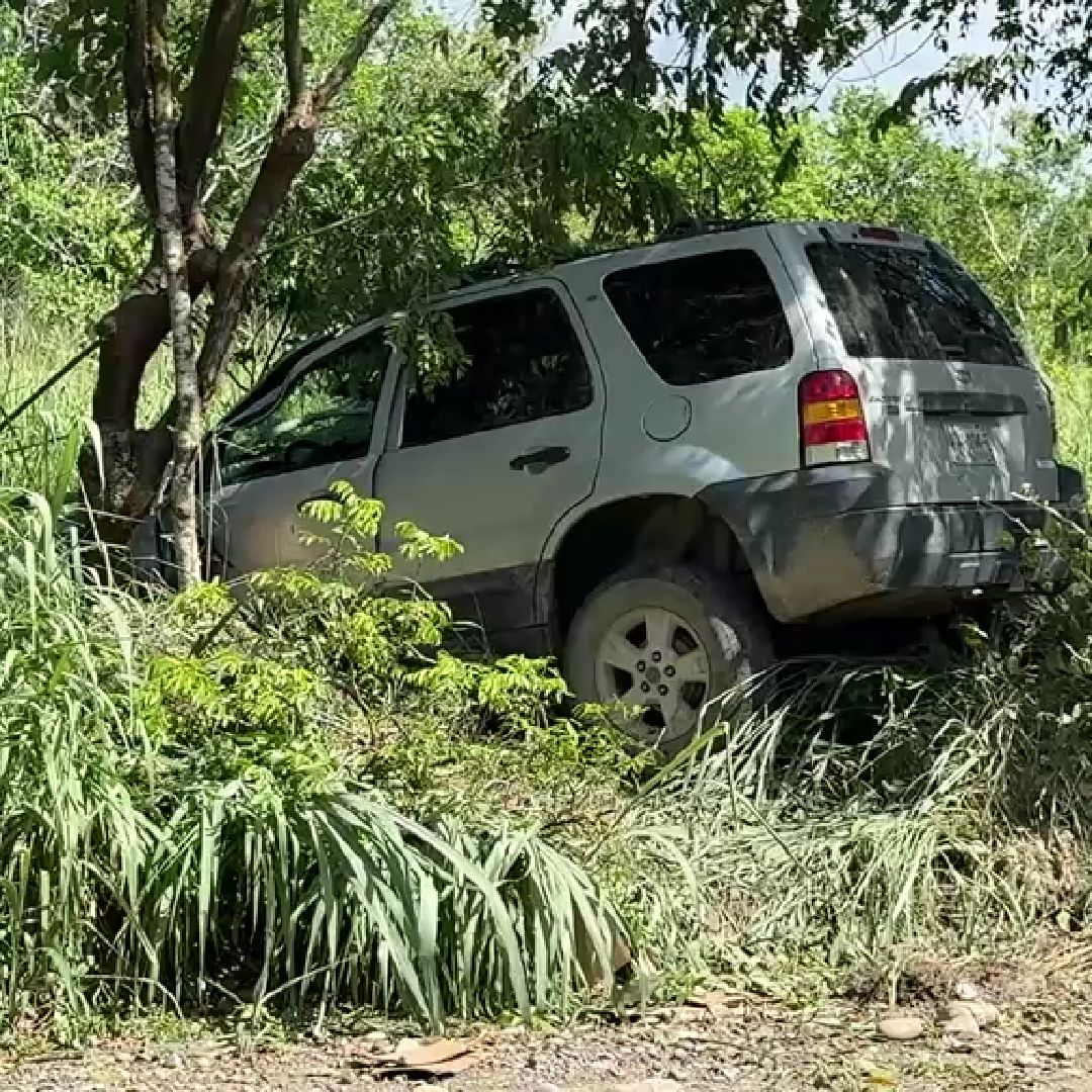 Conductor Pierde el Control de su Unidad y Sale del Camino en Tuxpan, Veracruz