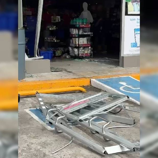 Camioneta Termina al Interior de Tienda de Autoservicio en Veracruz