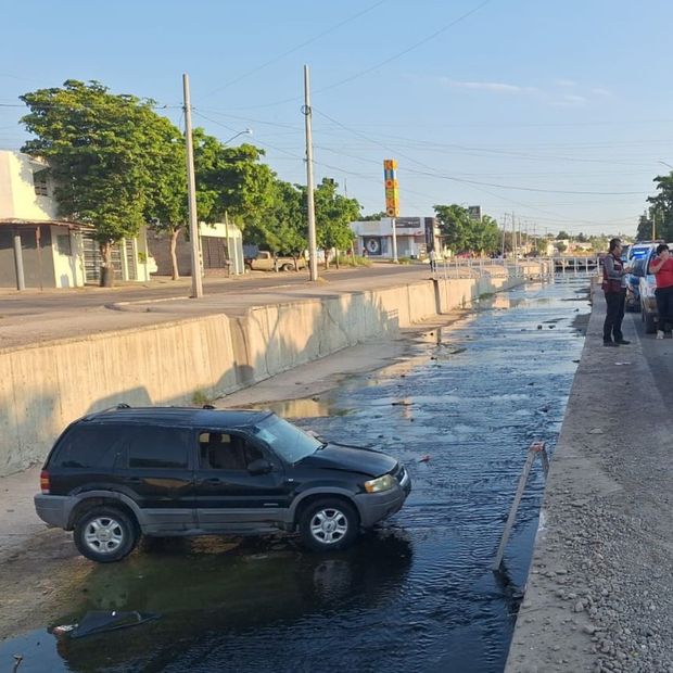 Dos Camionetas Caen a Canal en Menos de Cuatro Horas en Culiacán, Sinaloa