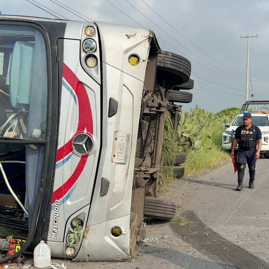 Volcadura de autobús de transporte foráneo deja saldo de 4 personas lesionadas en la carretera Veracruz-Alvarado