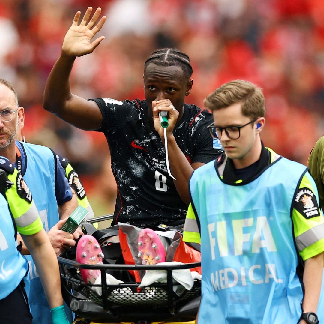 Ismaël Koné, de Canadá, Sufre Grave Lesión contra Qatar, y sale en Camilla