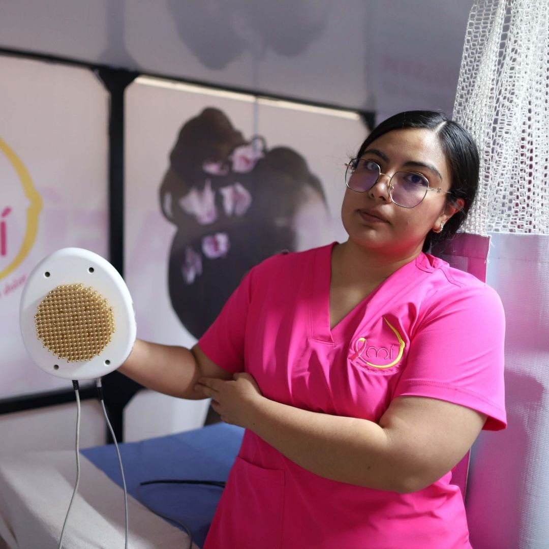 Una enfermera muestra el equipo utilizado para realizar mastografías.