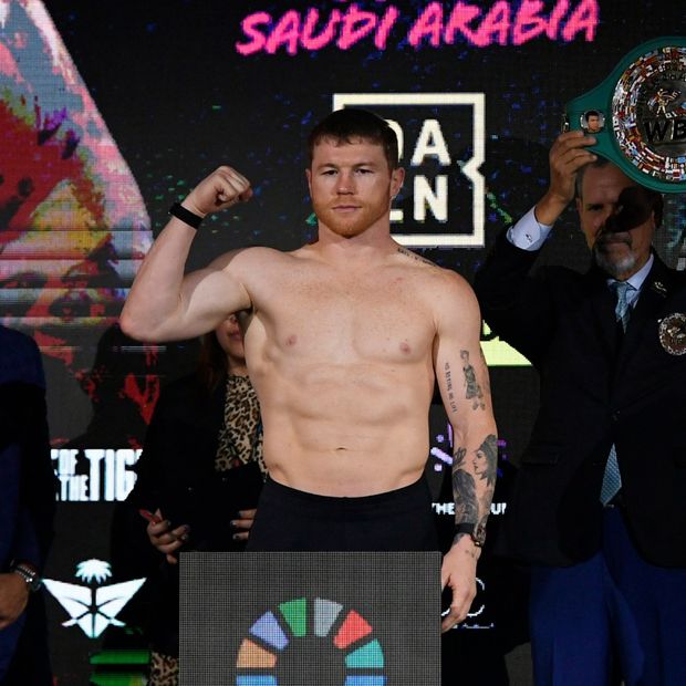 “Canelo” Álvarez pasó sin problemas el trámite del pesaje para su combate de box en Riad, Arabia Saudita.