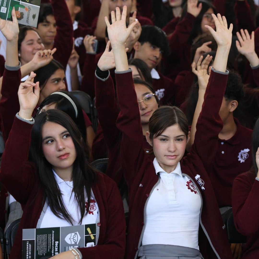 Alumnas participan en asamblea informativa. La CNBB da a conocer el Calendario de Pagos de la Beca Benito Juárez.