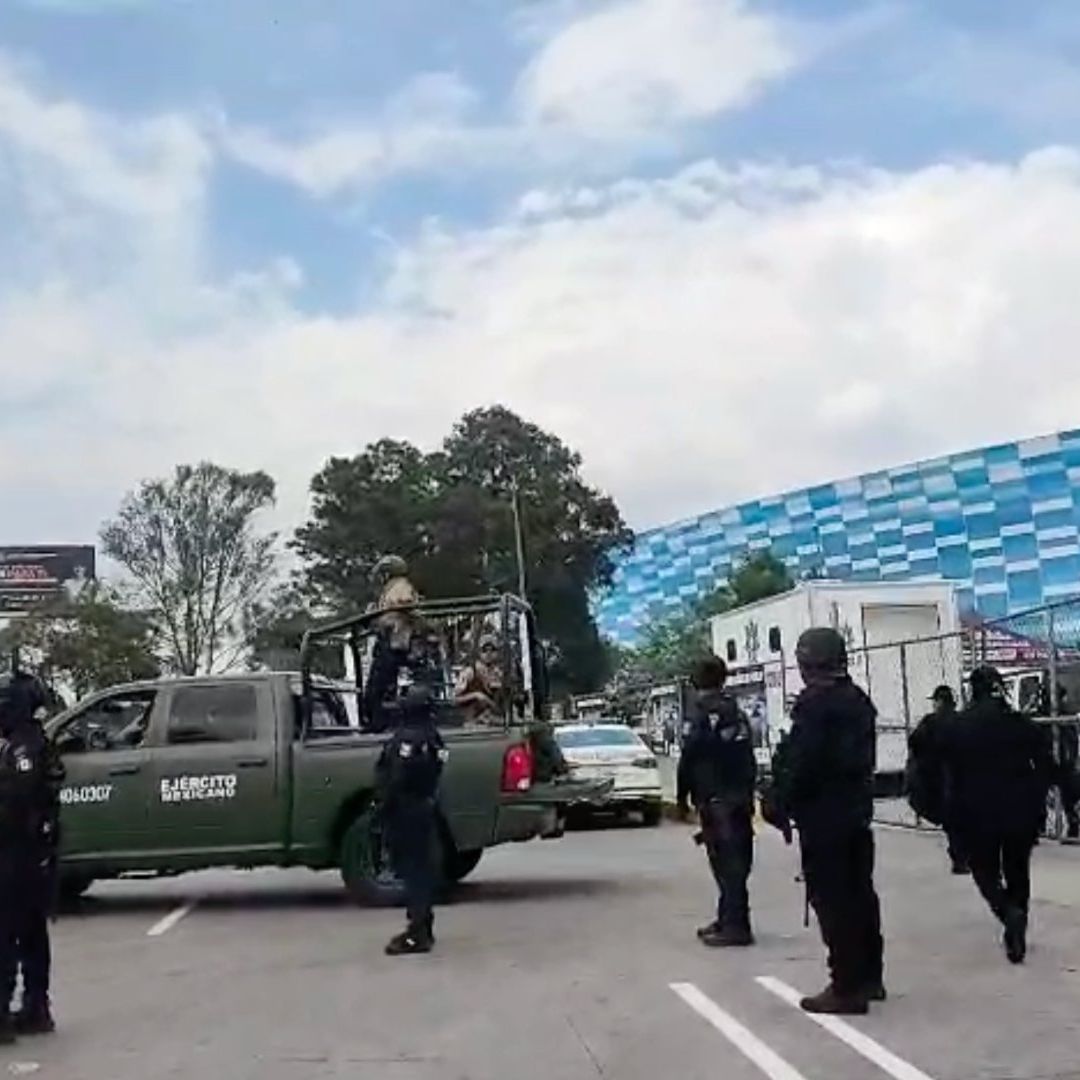 Policía y Ejército Mexicano vigila los accesos al estadio del Club Puebla.
