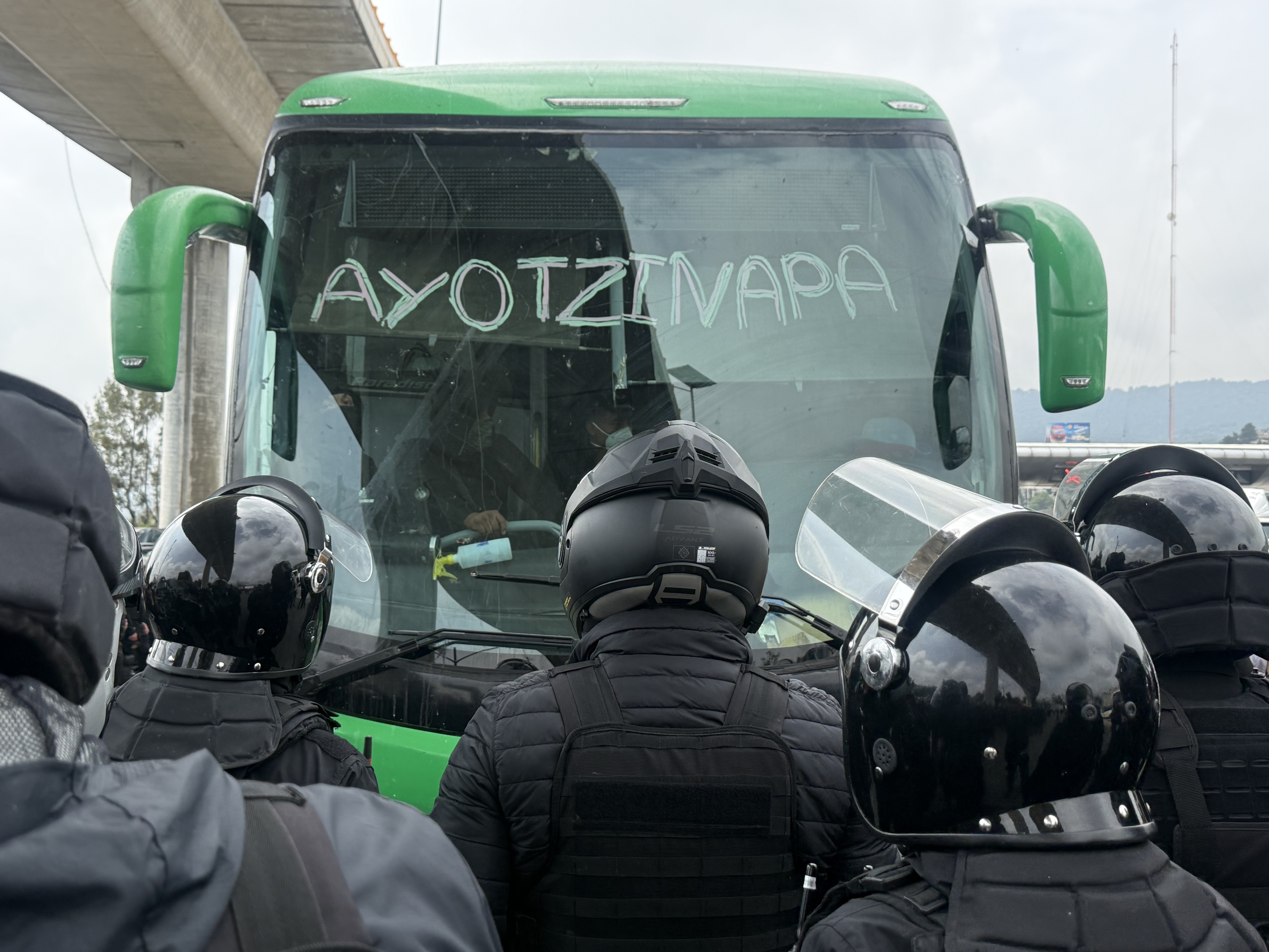 Elementos de la Policía Metropolitana detienen avance de autobuses de normalistas de Ayotzinapa · Valle Verde, Tlalpan | Alan Hernández Ortiz