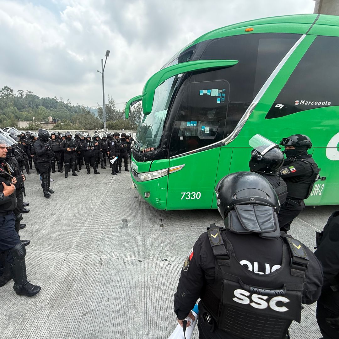 Autobuses de Ayotzinapa encapsulados, se niegan a revisiones