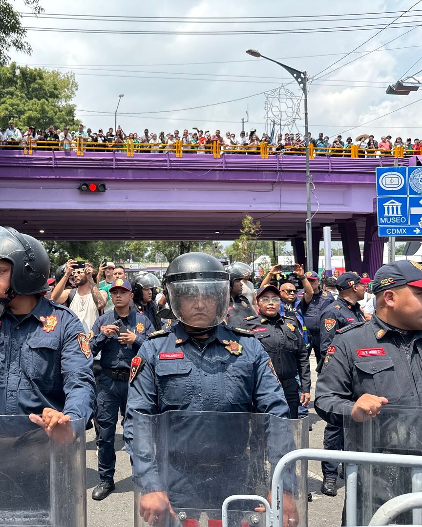 Policías afuera del estadio ante la llegada de buscadoras · Santa Úrsula Coapa, Coyoacán | Silvana Flores
