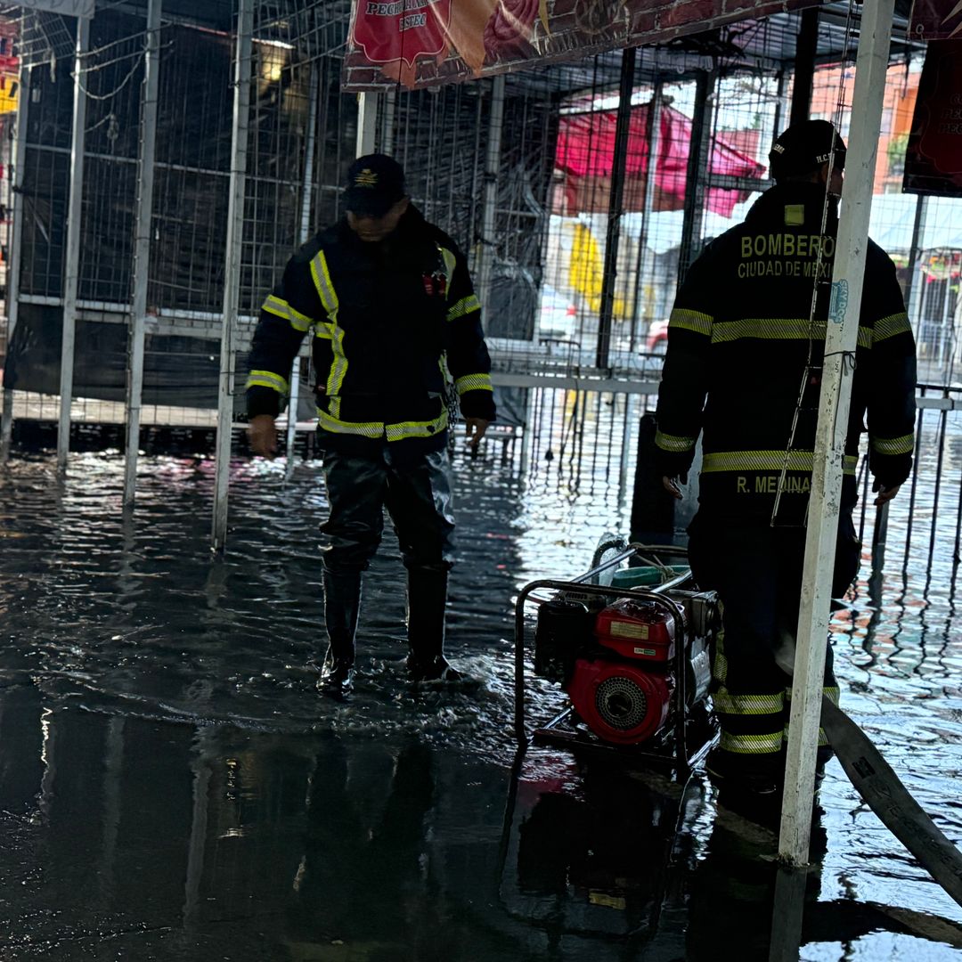 Bomberos laboran en eje 1 por inundación  · Morelos, Cuauhtémoc | Itzel Cruz Alanis