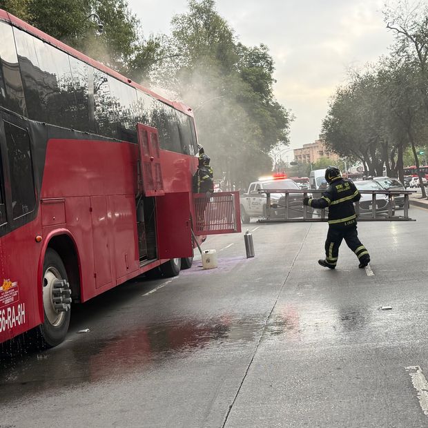 Incendio de autobús turístico en Reforma · Tabacalera, Cuauhtémoc | Alan Hernández Ortiz